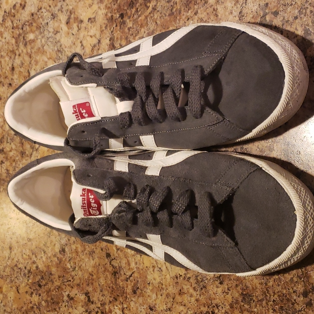 Onituka Tiger 🐅 by Asics Mens size 9 Gray and White